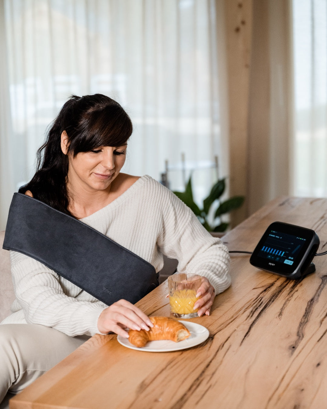 BEMER Premium-Set Evo – Komplettset für physikalische Gefäßtherapie
junge Frau sitzt am Frühstückstisch und hat das Bemer Pad um