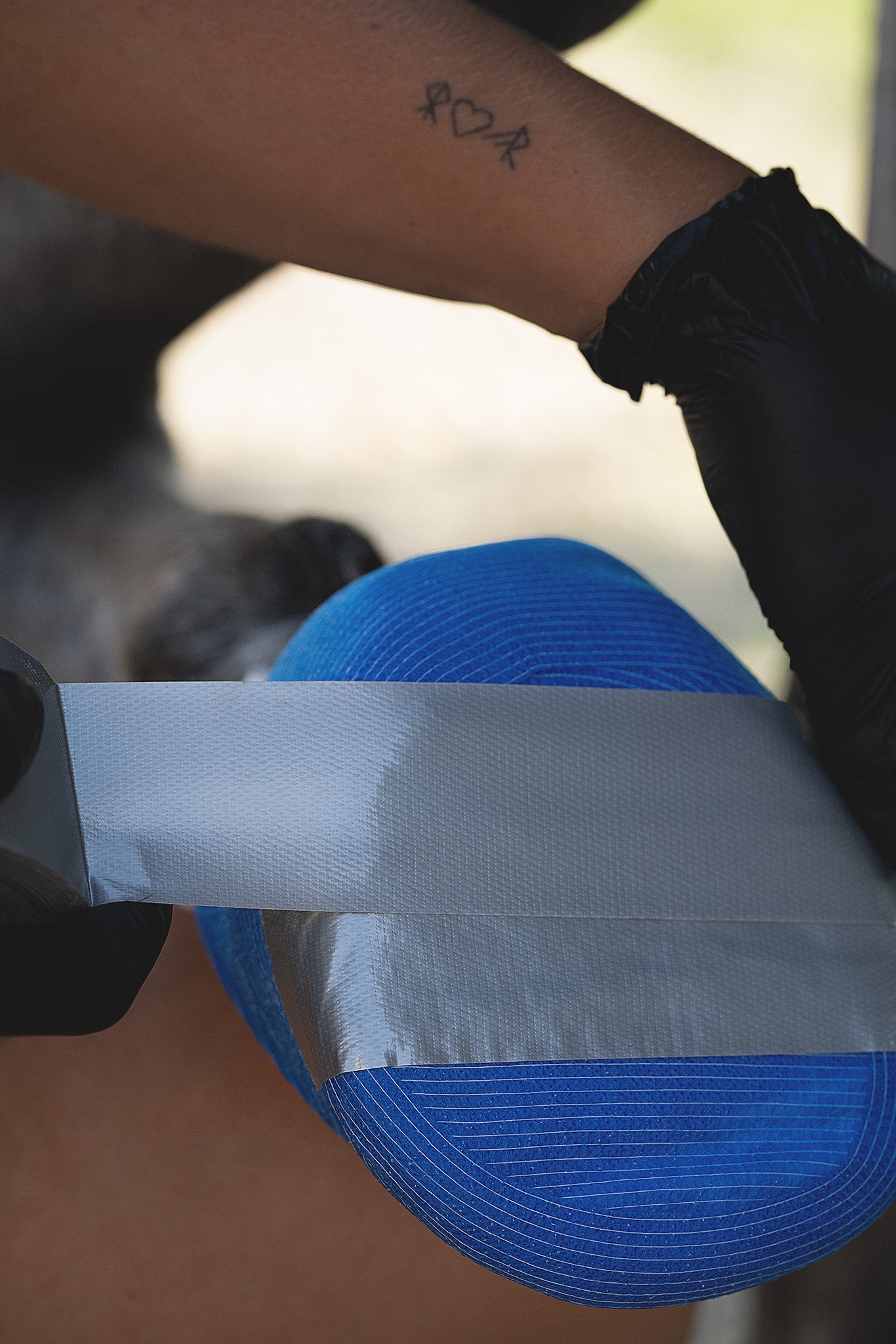 Kerbl Hufverband Silbertape wird zur Vorbereitung eines Angussverbandes am gereinigten Pferdehuf positioniert