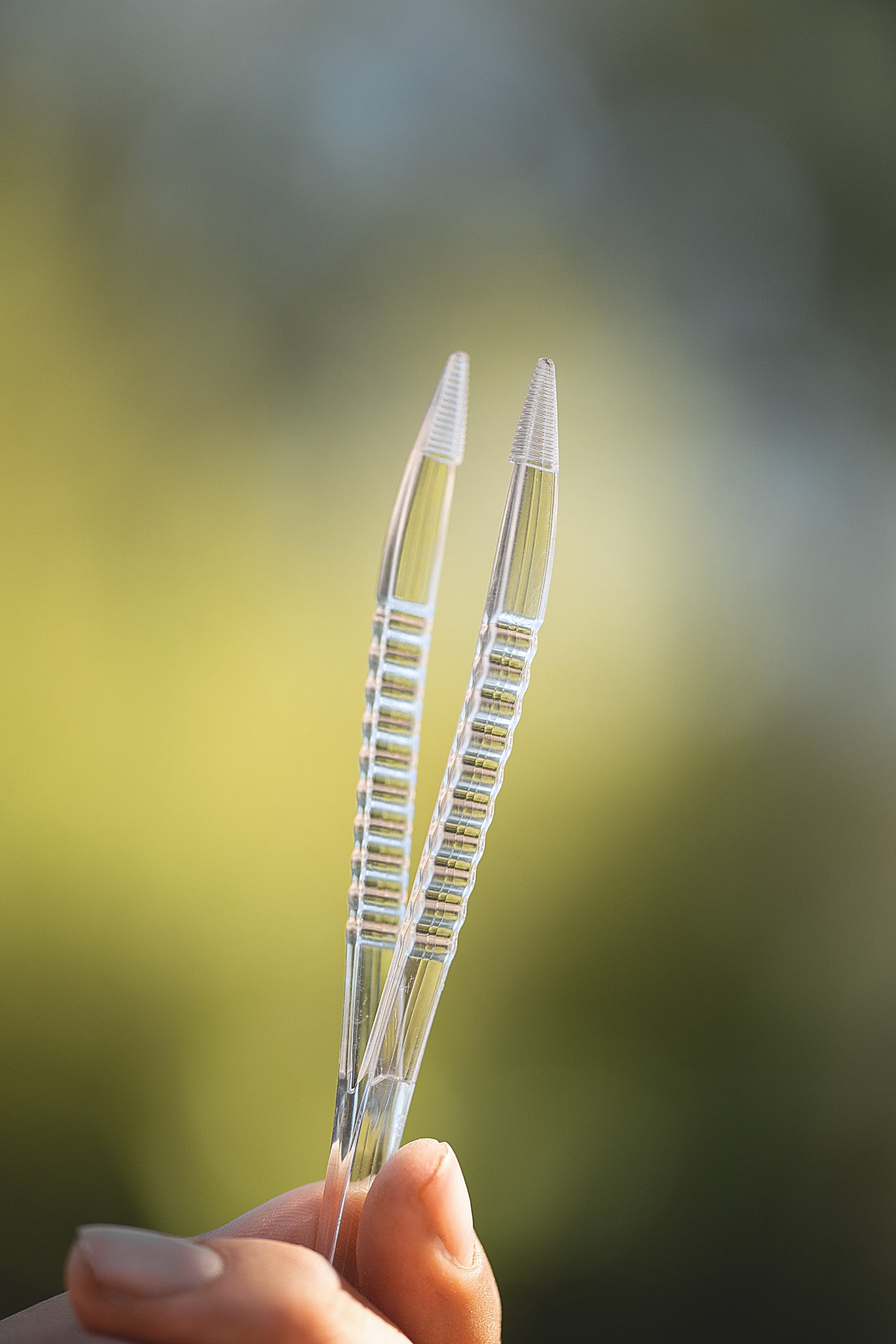 Antistatische Pinzette für Gittertapes aus Kunststoff in der Hand gehalten