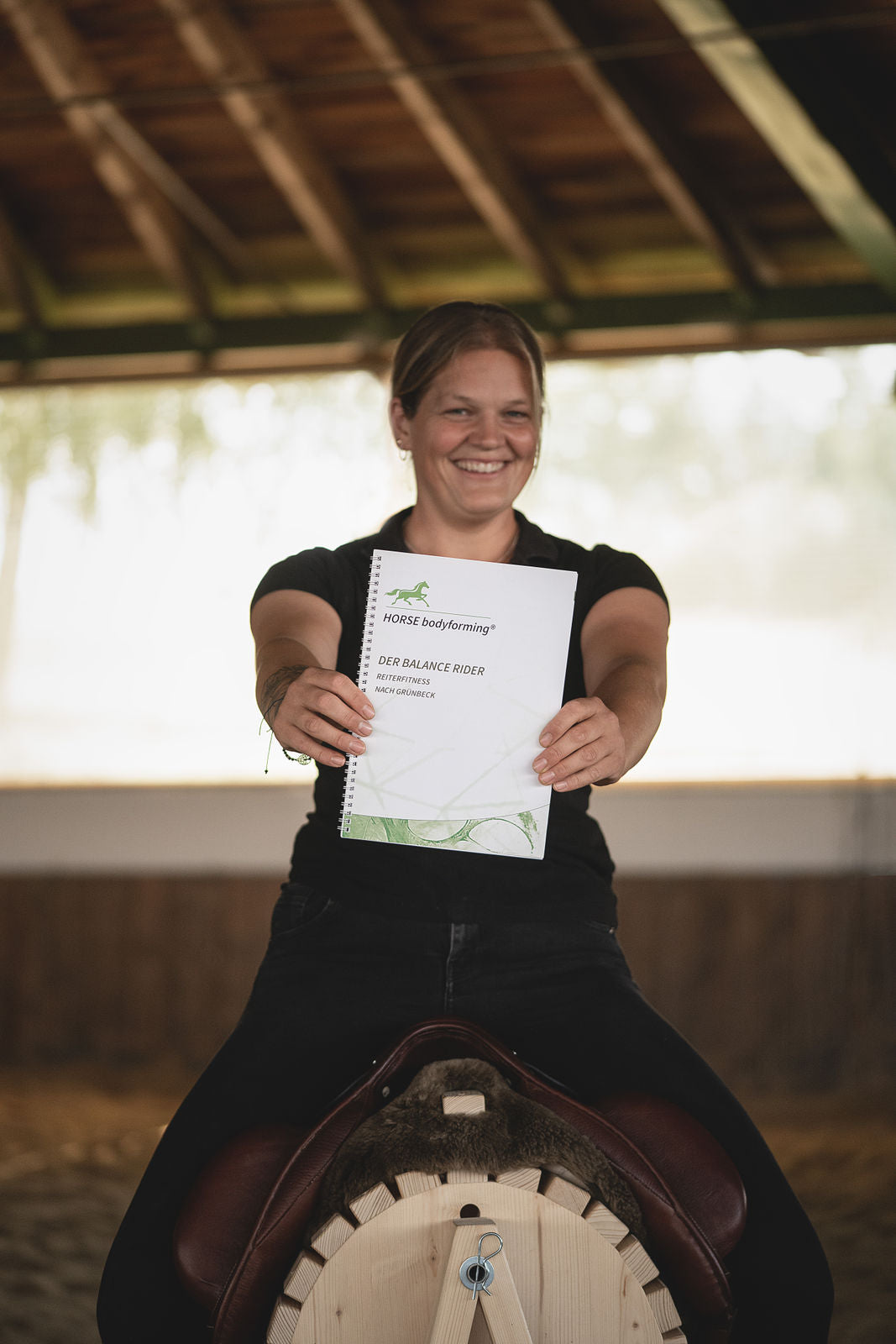 HORSE bodyforming Balance Rider – Trainingsgerät für Reiter mit Praktischen Übungs Buch zum selber üben für zuhause