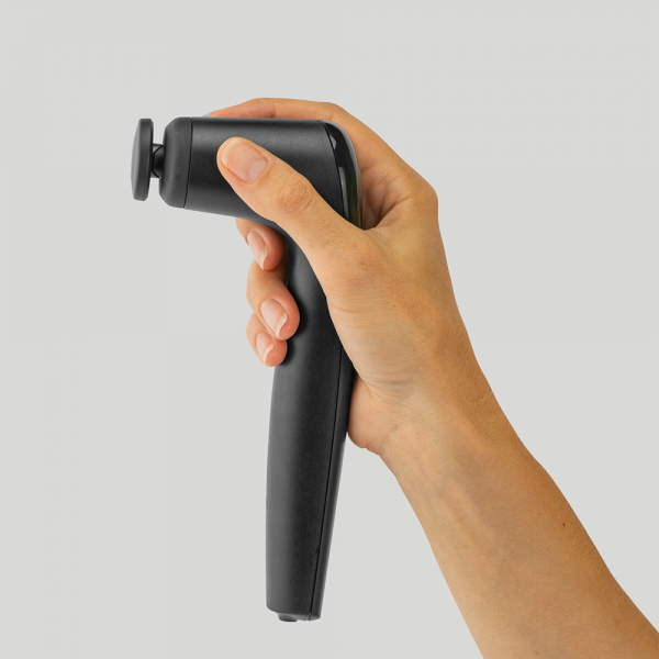 Das Novafon Power 2 in einer Hand gehalten, Seitenansicht mit montiertem Teller-Aufsatz