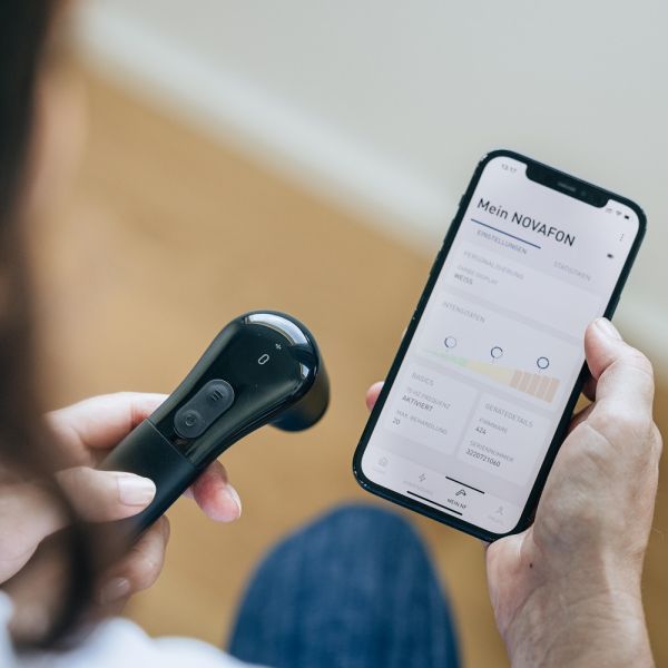 DAS NOVAFON power 2 und Smartphone: kabelloses Schallwellengerät mit App-Steuerung über Bluetooth