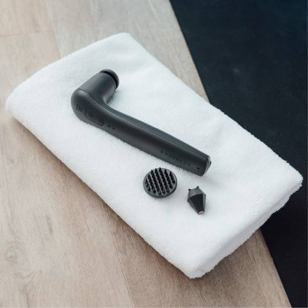 DAS NOVAFON power in Anthrazit liegt auf Handtuch - daneben 2 Aufsätze für individuelle Vibrationstherapien