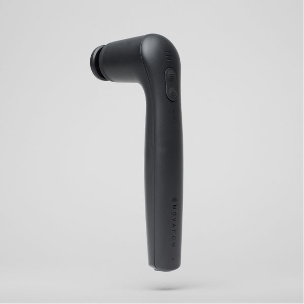 DAS NOVAFON power Vibrationstherapie-Gerät in Anthrazit von schräg hinten 