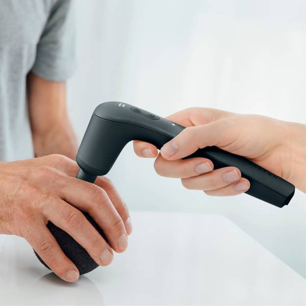 DAS NOVAFON power therapiert die Finger einer Hand, die locker um einen Ball geschlossen sind