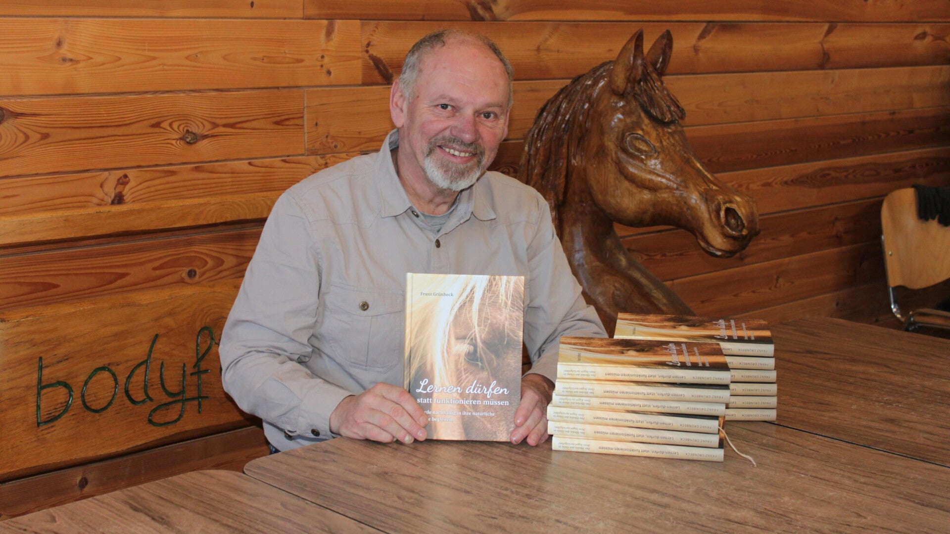 Buch Autor Franz Grünbeck mit seinem neuen Buch `"lernen dürfen, statt funktionieren müssen"