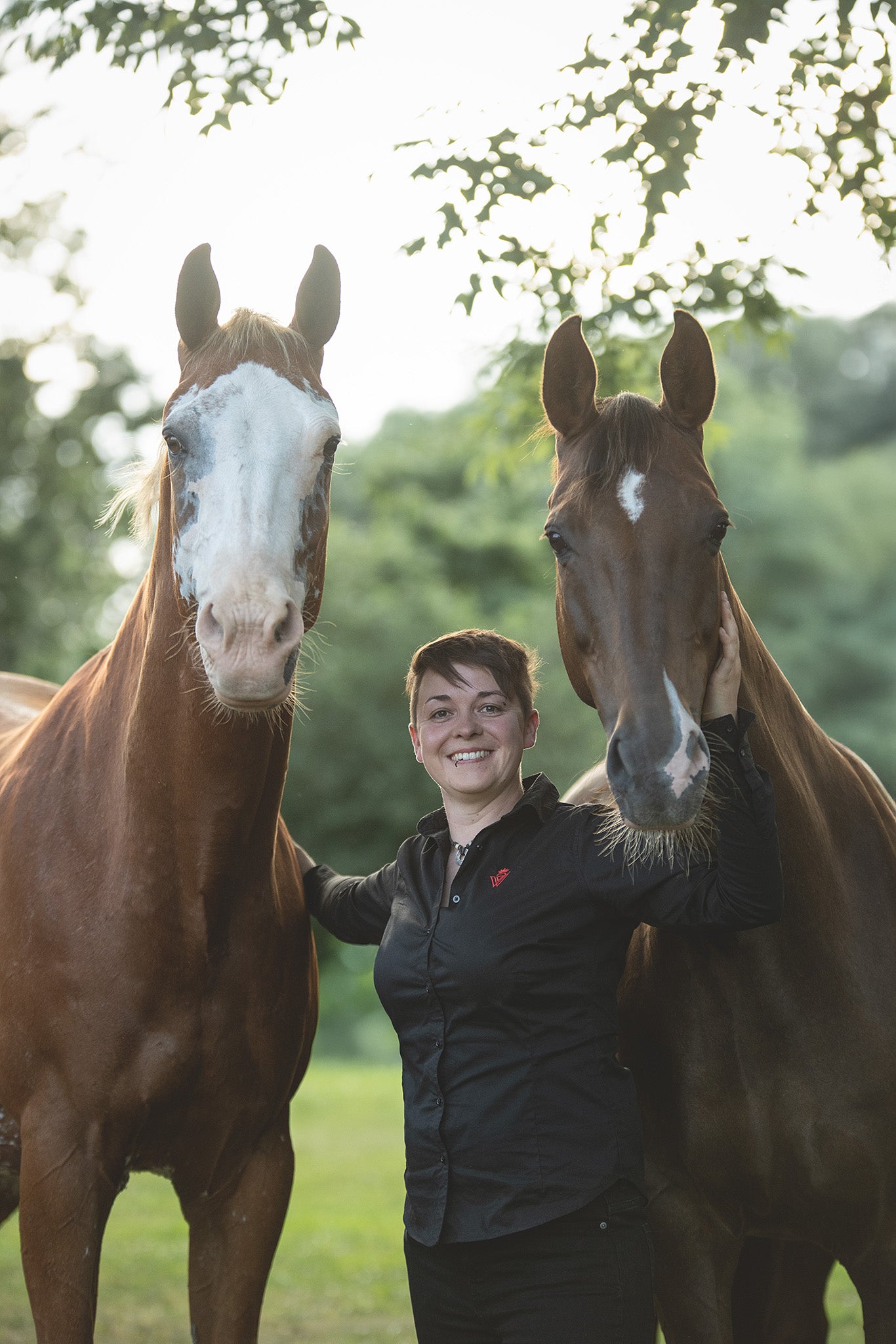 Jenny Feuerstein Gründerin von Zentaur Wellness mit Ihren Pferden