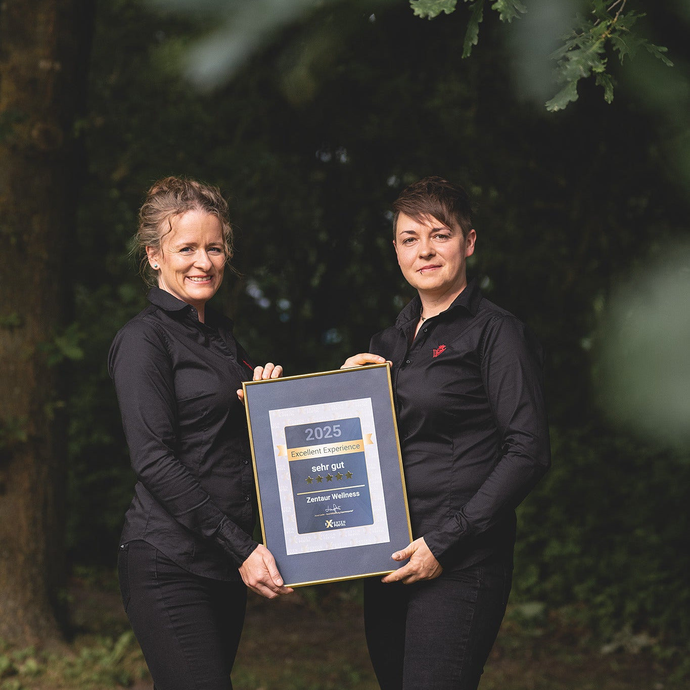 Clarissa Dühring-Feuerstein und Jenny Feuerstein die beiden Gründerinnenvon Zentaur Wellness mit dem Experten Siegel für Excellente Kunden Beratung