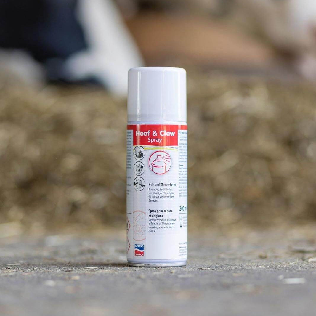 Kerbl Hoof & Claw Spray steht im Stall – einfache Anwendung bei Pferden, Rindern, Schafen und Ziegen