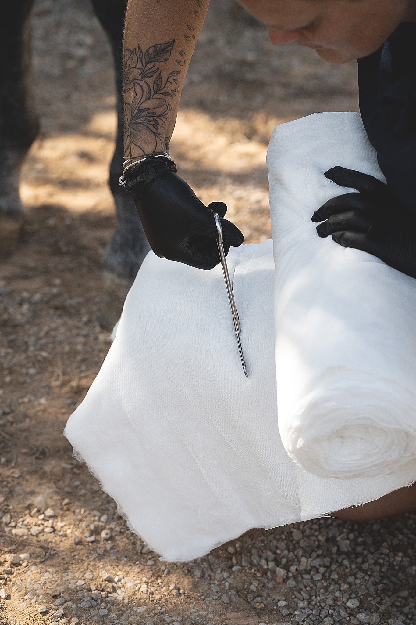 Kerbl Verbandsschere aus Edelstahl schneidet Verbandswatte zur Vorbereitung eines Verbandes am Pferd