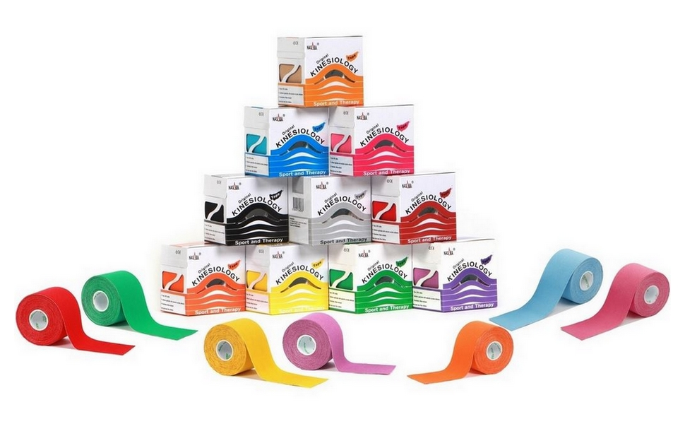 NASARA Kinesio Tape - 10 Farben zur Auswahl - die handlichen Verpackungen als Pyramide gestapelt, davor die aufgerollten 5 cm x 5 m Tapes