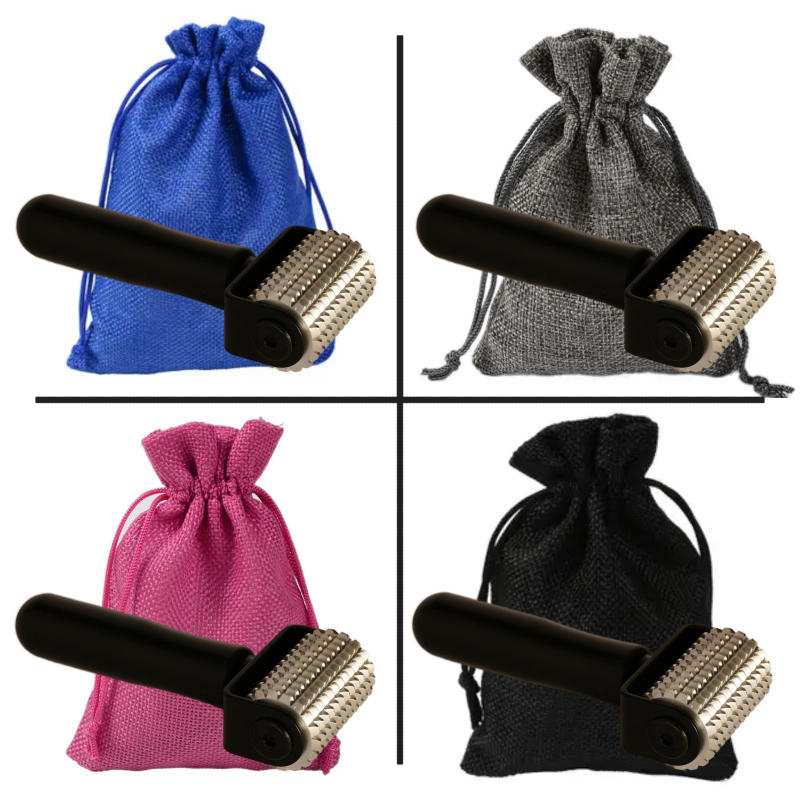 Die vier Farbvarianten der mitgelieferten Transportbeutel zur NeedleyRoll Mini: Hellblau, Grau, Schwarz, Pink