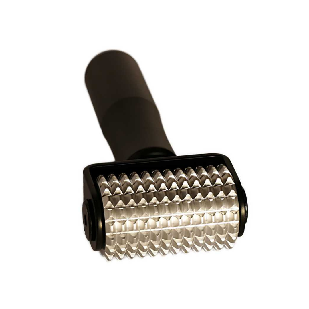 Detailaufnahme der strukturierten Oberfläche der NeedleyRoll Mini für effektive Faszienarbeit und Massage