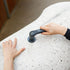 Novafon Reha-Set mit aufgestecktem Telleraufsatz XL für großflächige Schallwellentherapie auf einem Pferderücken – ideal für Tiertherapie und Schmerzlinderung.