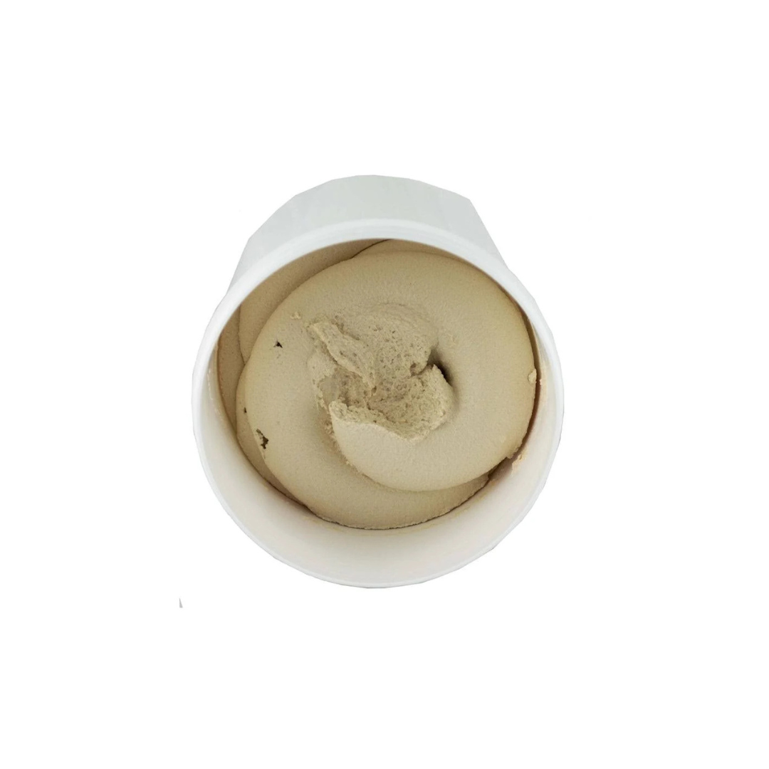 Blick in die Dose mit Schmidts Tonerde Balsam - die Paste ist Beige mit eher fester, zäher Struktur - ideal für Kühlung und Regeneration von Muskeln und Sehnen