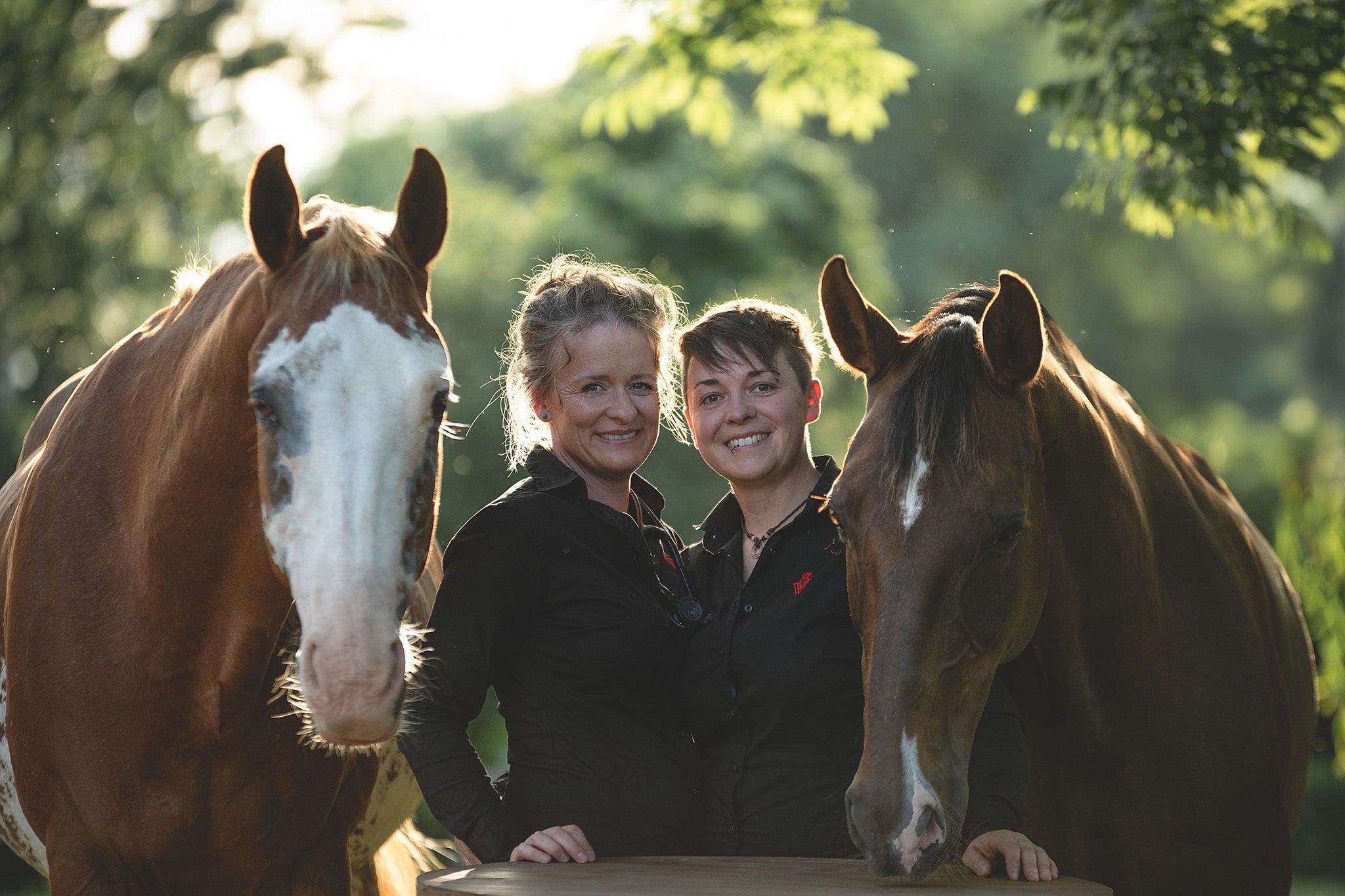 Jenny Feuerstein und Clarissa Dühring-Feuerstein mit ihren Pferden Expertise für Mensch und Tier