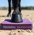 HestaKin Balance Pad unter dem Vorderhuf eines Pferdes