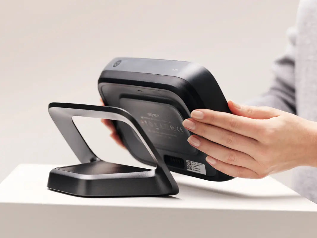 BEMER Basic-Set Evo Steuergerät wird einfach auf den Akkustandfuß aufgesetzt - komfortable Bedienung