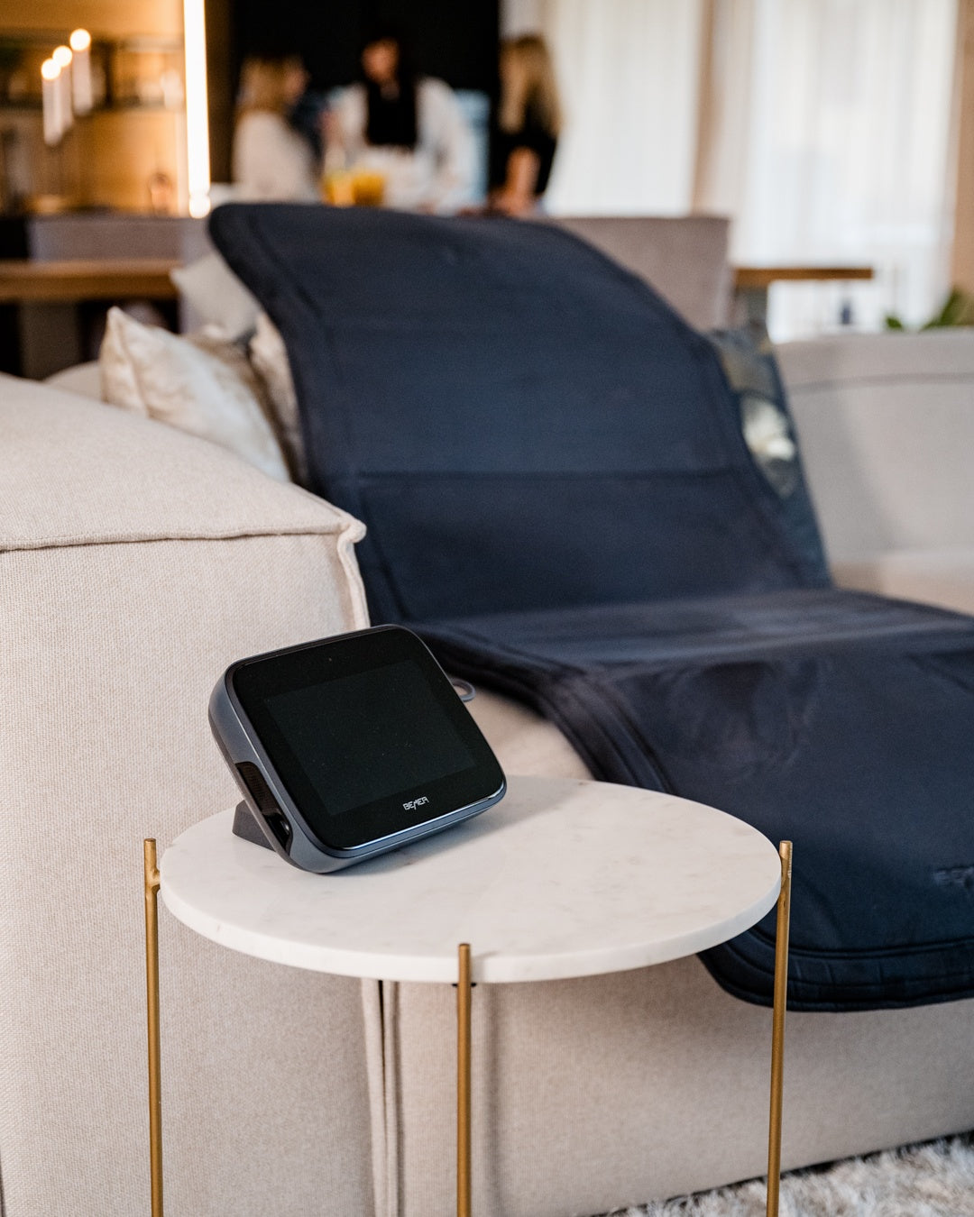 BEMER Basic-Set Evo - B. Body Evo Magnettherapie-Matte mit Schaumstoffkern liegt auf dem Sofa