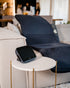 BEMER Basic-Set Evo - B. Body Evo Magnettherapie-Matte mit Schaumstoffkern liegt auf dem Sofa