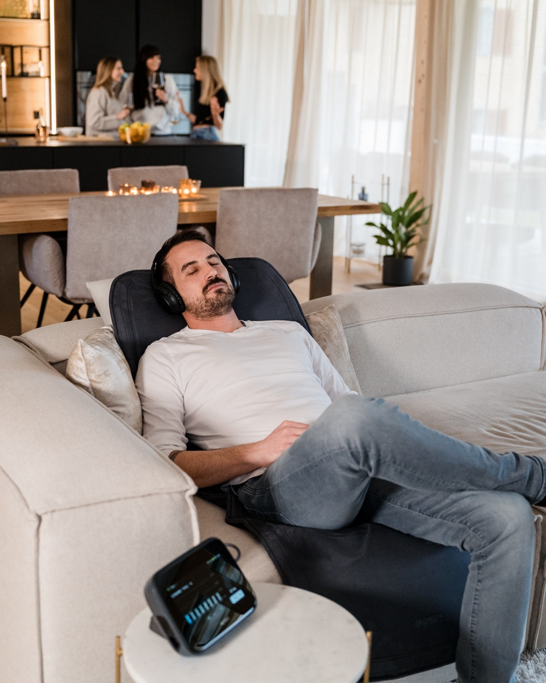 BEMER Basic-Set Evo Magnettherapie auf dem Sofa zur komfortablen Ganzkörperanwendung