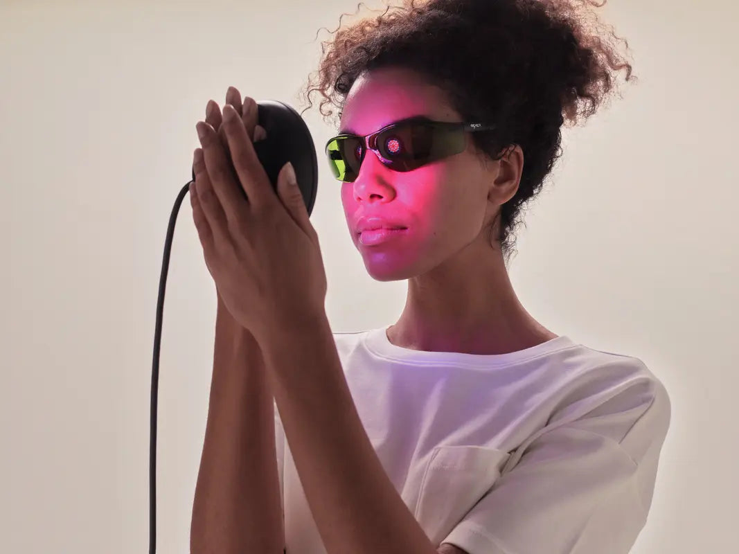 B.Light Clear Evo in Anwendung im Gesicht zur Förderung der Hautregeneration und Faltenreduktion