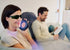 Anwendung der Low-Level-Light-Therapie mit B.Light Clear Evo auf der Gesichtshaut - komfortabel auf dem Sofa sitzend
