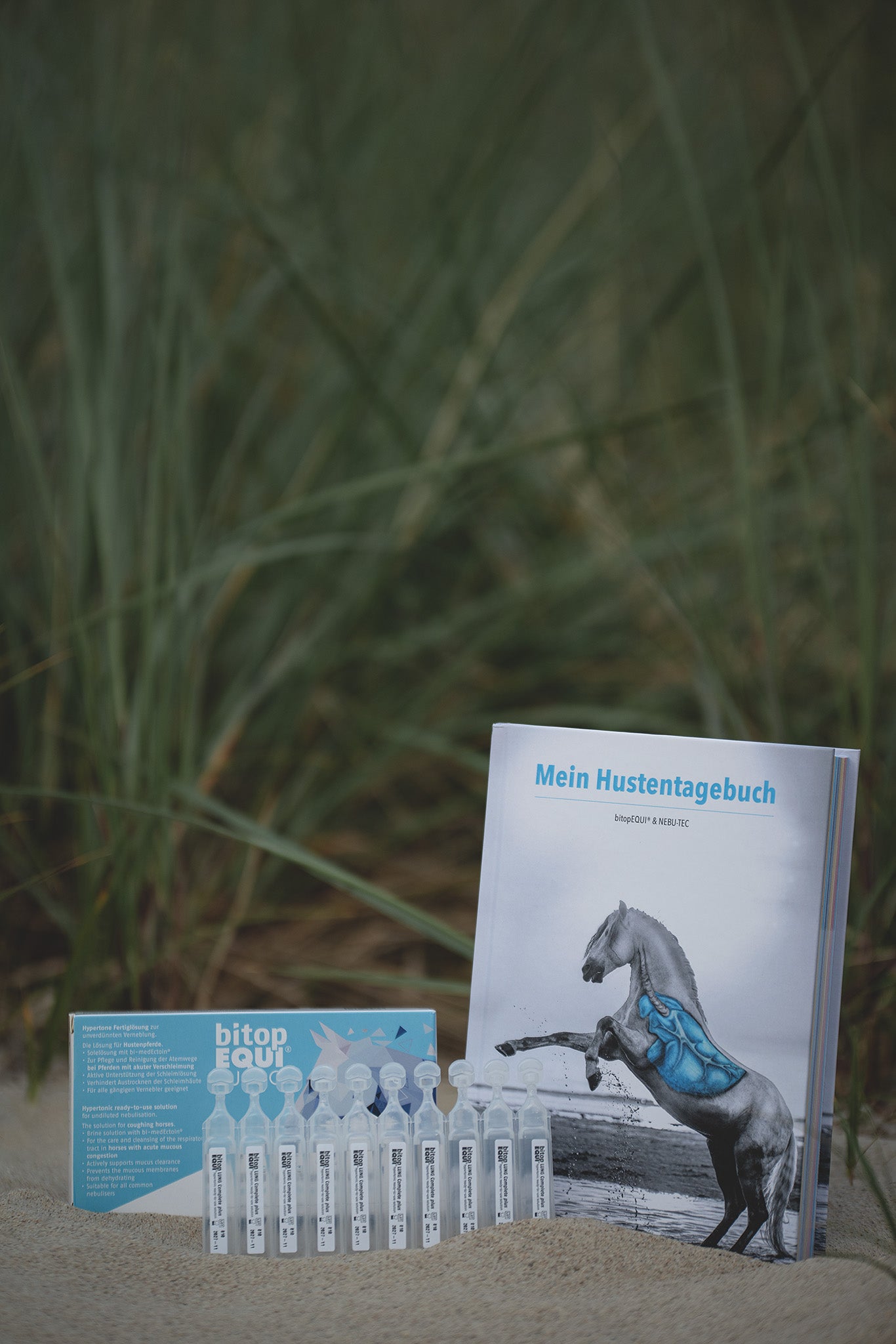 Lung Complete Plus 30x5ml im Strand-Setting für starke Atemwege gemeinsam mit dem Hustentagebuch 