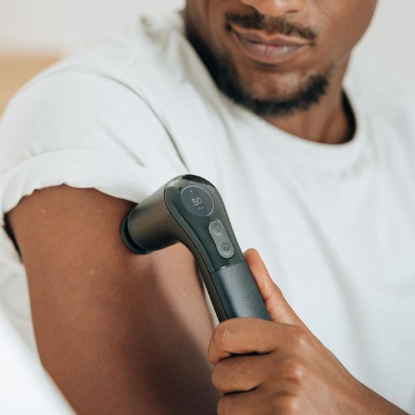 Das Novafon Power 2 - Anwendung am Oberarm – gezielte Therapie mit Vibration
