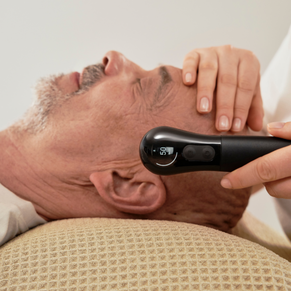 Das Novafon power 2 bei der Schmerztherapie an den Schläfen des Kopfes