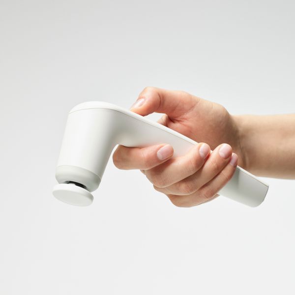 Das Novafon Schallwellengerät in Weiß liegt ergonomisch in einer Hand für  komfortable Schmerzlinderung und Muskelentspannung