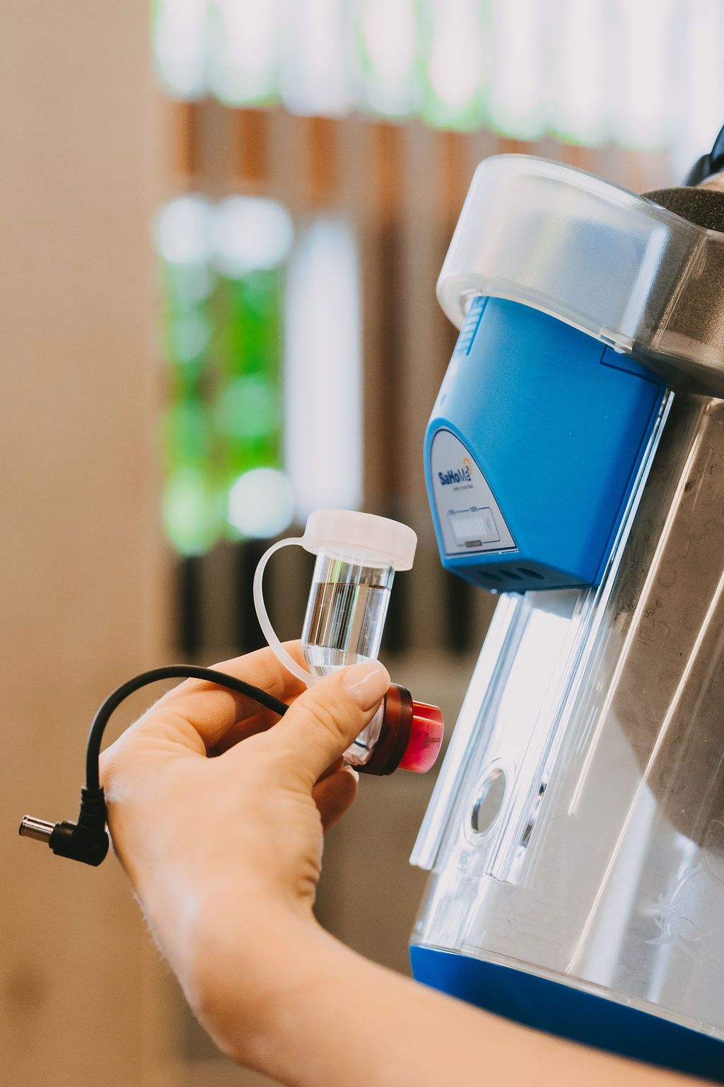 Verneblersicherung für Sole-Lösungen und bitopEQUI LUNG Complete. Silikonhalter mit Verschlussdeckel beim Aufstecken des Verneblers an die SaHoMa Inhalationsmaske.
