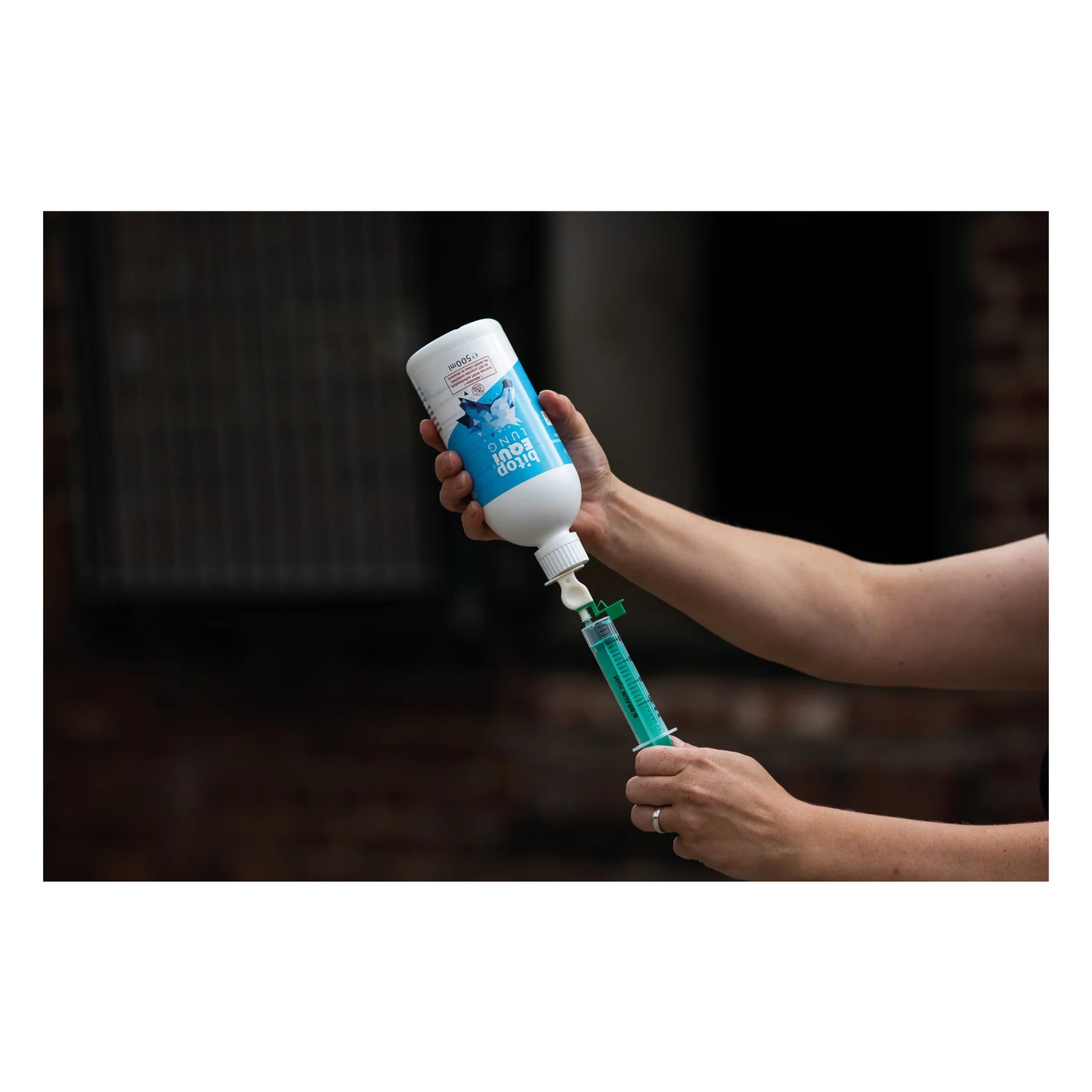 Steriler Spike Plus mit Luer-Lock und Belüftungsmembran zur sterilen Flüssigkeitsentnahme – Anwendungsbeispiel mit bitop EQUI® LUNG Complete