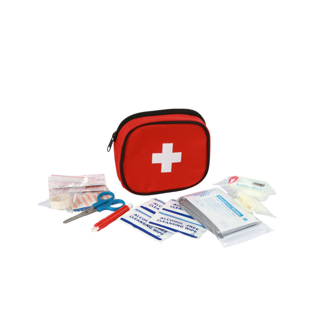 Kompakte, abgerundete Tasche und Inhalt des Kerbl Erste-Hilfe-Sets: Pflaster, Handschuhe, Klebeband, Reinigungstücher, Schere, Zeckenzange, Mullbinde und Rettungsdecke