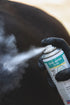 Kerbl Zinkoxid Salbenspray 200 ml wird auf Pferdehaut zur Pflege von Wunden aufgetragen