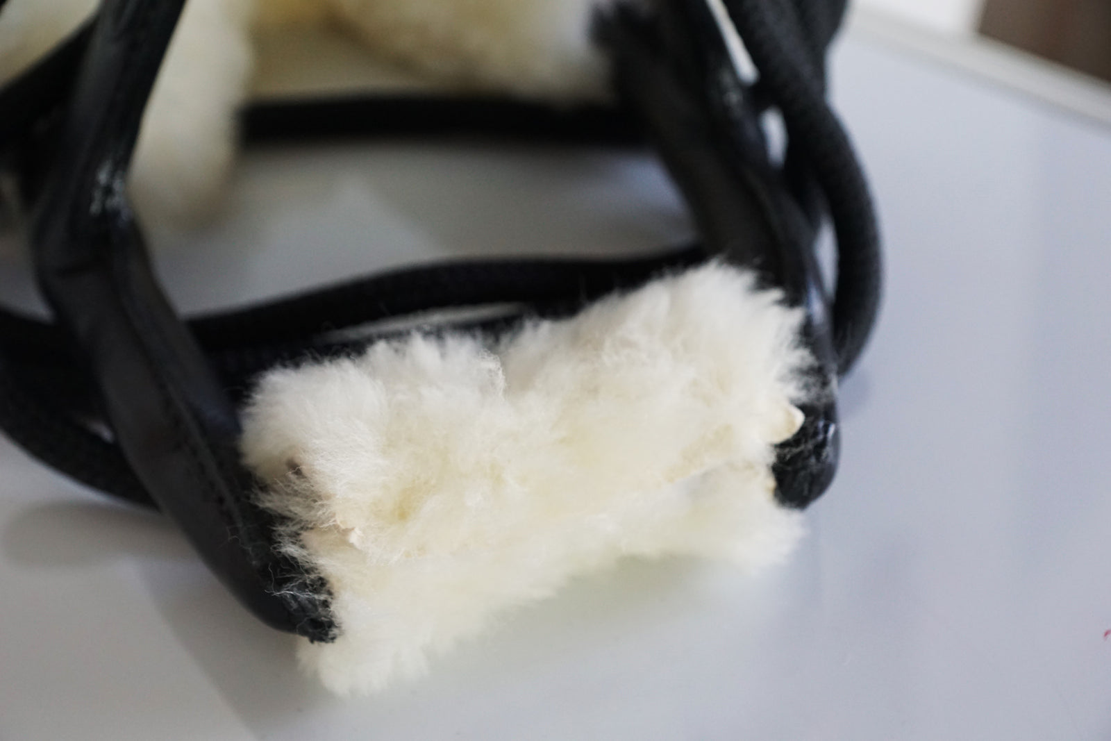 Chin Cover an der Pferdezäumung Mobility Bridle - sichtbar großer Unterschied der Polsterung durch das weiche Lammfell