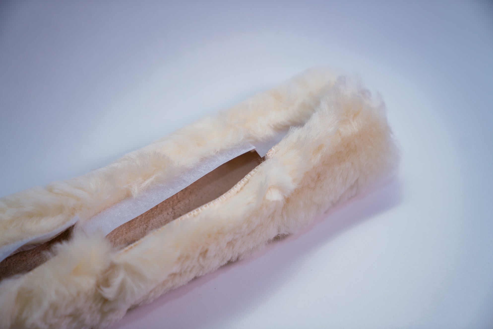 Detailansicht der weichen Lammfellstruktur und des Klettverschlusses, mit dem das Nosecover auf allen Bridle-Größen optimal passt