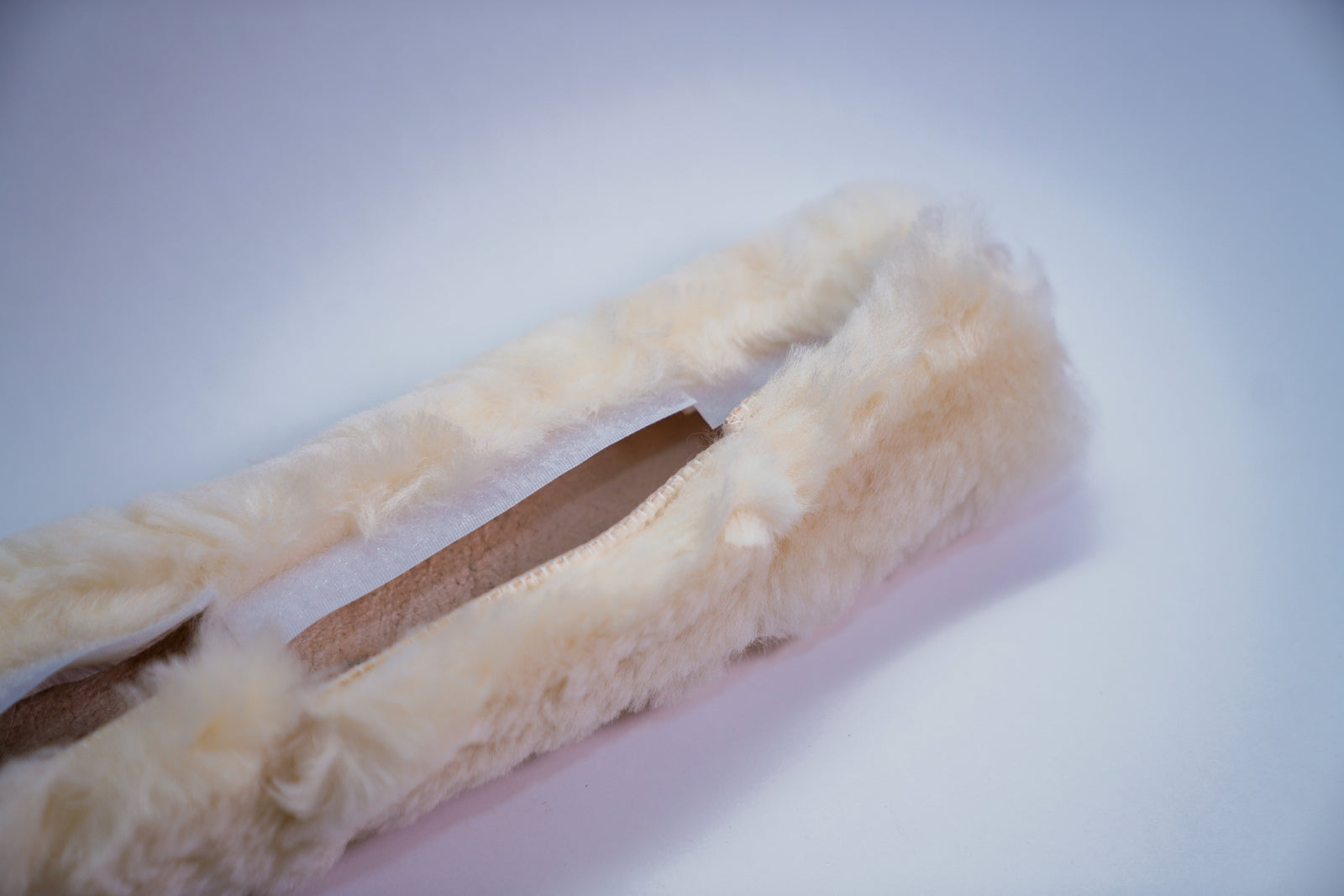 Detailansicht der weichen Lammfellstruktur und des Klettverschlusses, mit dem das Nosecover auf allen Bridle-Größen optimal passt