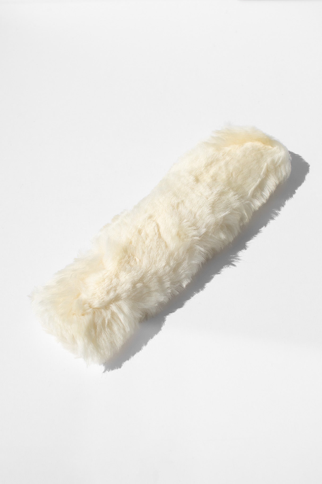 Lammfell Polsterung Mobility Bridle – Vorderansicht des weißen, weichen Schutzes für Pferde-Nasenrücken