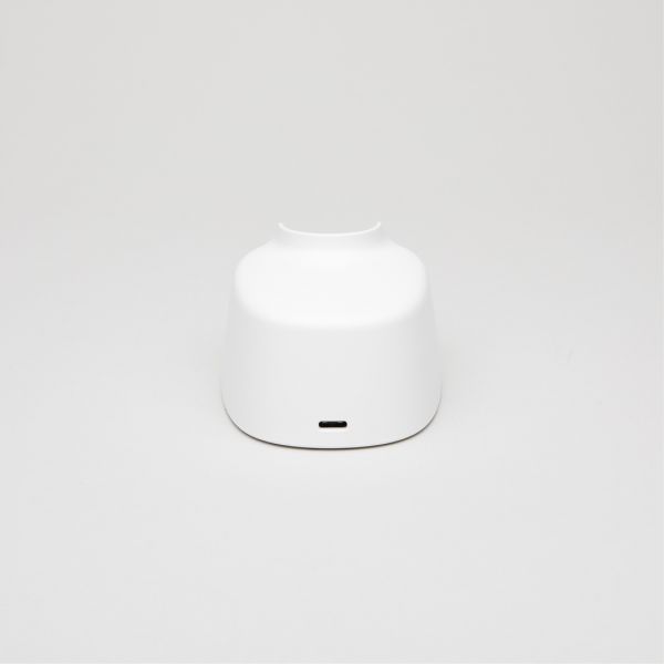 NOVAFON Ladestation in Weiß von hinten – sichere Aufbewahrung und stilvolles Design