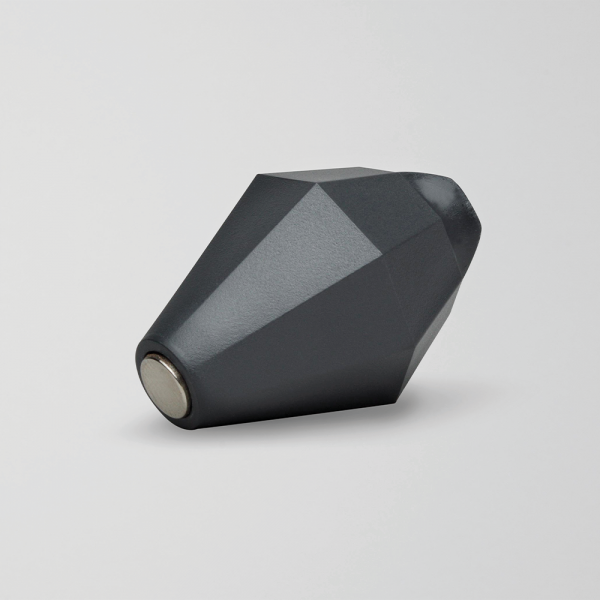 Novafon Magnetaufsatz in Anthrazitgrau – schräge Seitenansicht für punktuelle Therapie und Triggerpunktbehandlung