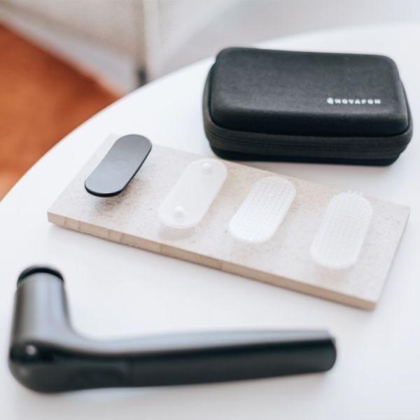 Novafon Modular-Set – alle vier Aufsätze liegen einsatzbereit neben Transportcase und Schallwellengerät für Tiertherapie