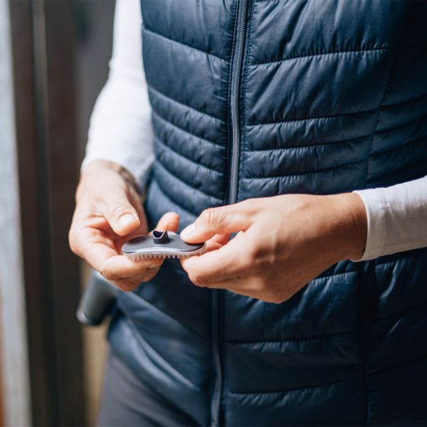 Novafon Modular-Set – Noppen-Aufsatz in den Händen gehalten für gezielte Vibrationstherapie durch Tierfell hindurch