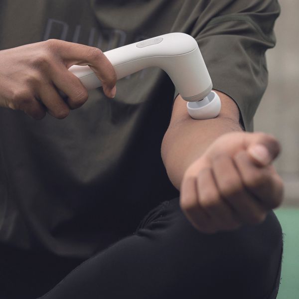 Novafon Physio-Set – Anwendung des weißen Faszienballs am Unterarm zur Lockerung von Muskel- und Fasziengewebe