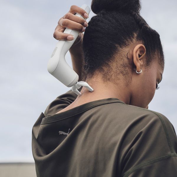 Novafon Physio-Set – Frau behandelt komfortabel ihren Nacken mit weißer Faszien-Gabel