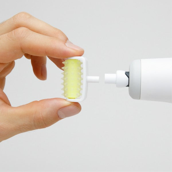Novafon Sensi-Roller Set in Weiß – Großaufnahme beim einfachen Aufstecken des Aufsatzes in den beiliegenden Schraubadapter