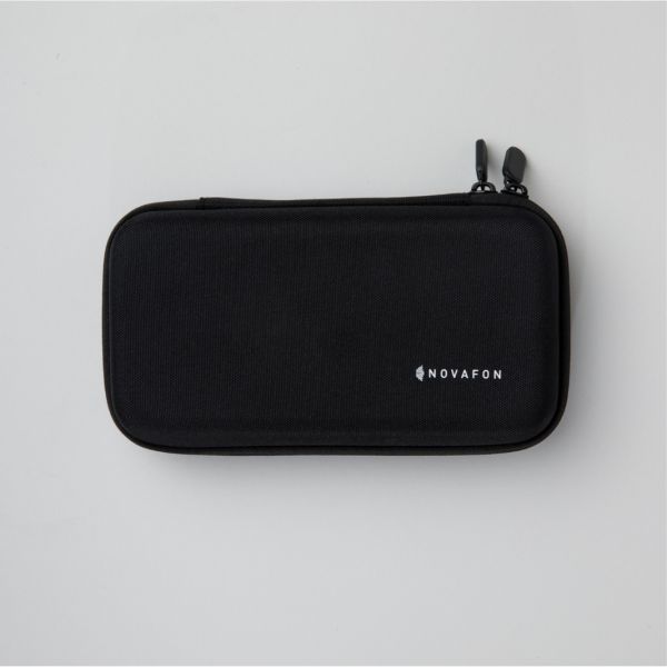 Kleines Novafon Transport Case geschlossen in Schwarz mit robuster Außenschale für den sicheren Transport von Gerät und Zubehör
