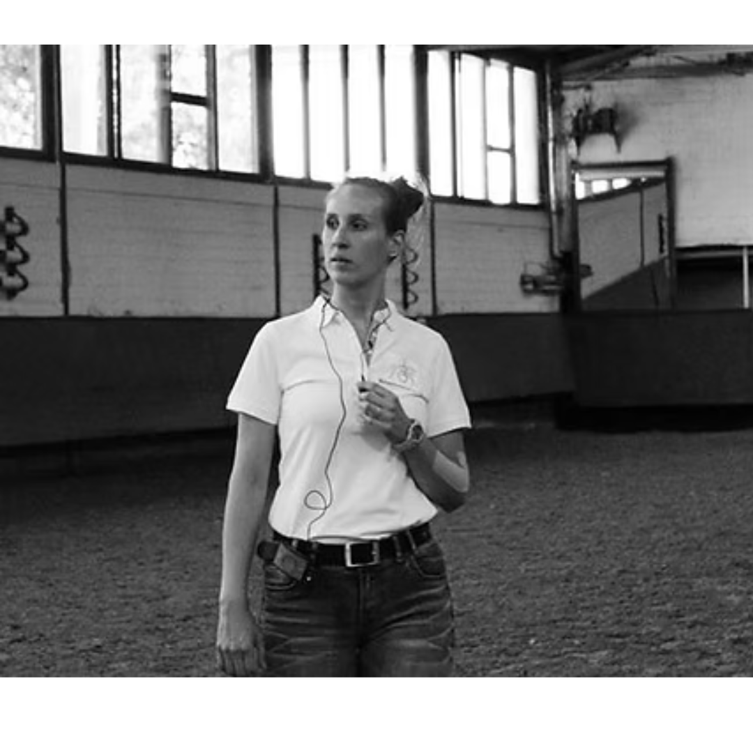 Physiotraining für Reiter Bild von Carina Beretz-Lausewitz beim Training einfache Übungen um den Reitersitz zu verbessern